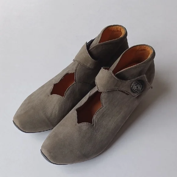 Think Aida Court Shoes Pumps Mary Jane Suede Leather SZ 39 Gray Taupe - Picture 1 of 16